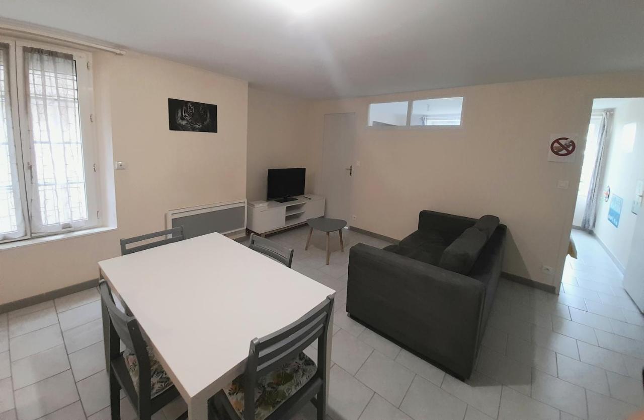 Animalier Apartment Joigny Bagian luar foto